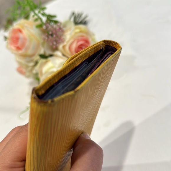 Authentic Louis Vuitton Epi trifold wallet - Picture 5 of 11